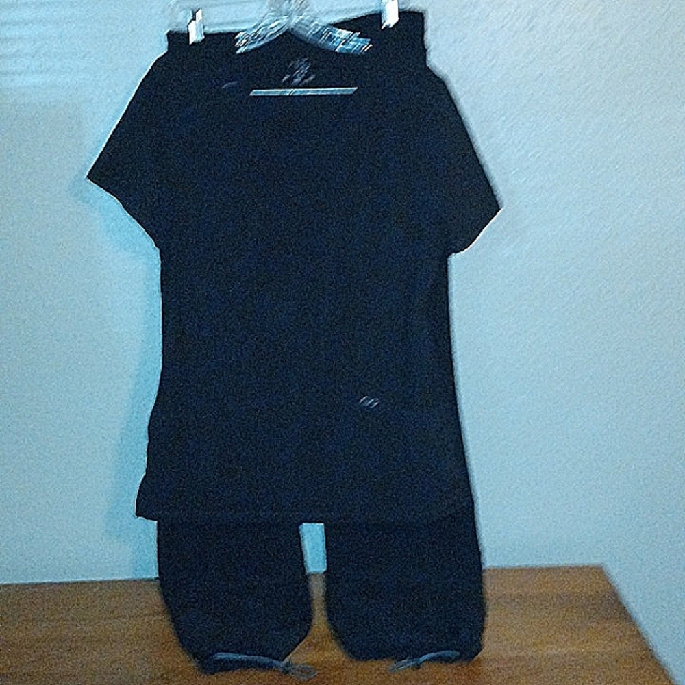 Cherokee Infinity scrub top black medium